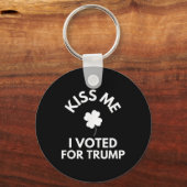 キス私はトランプに投票したおもしろい キーホルダー (正面)