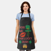 キス私は今日はラッキーなアイルランド人だ エプロン (着用した状態)