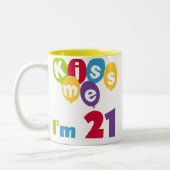キス私は21誕生日Tシャツとギフト ツートーンマグカップ (左)