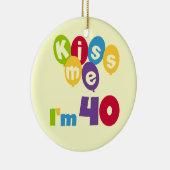 キス私は40誕生日Tシャツとギフト セラミックオーナメント (右)