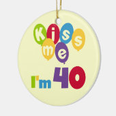 キス私は40誕生日Tシャツとギフト セラミックオーナメント (左)