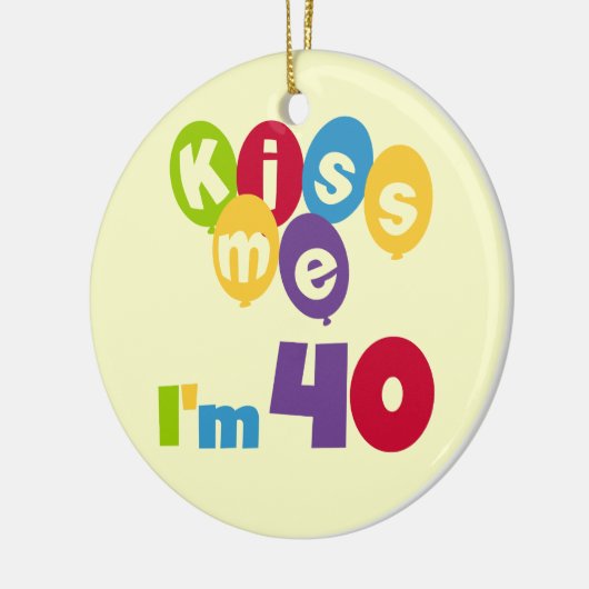 キス私は40誕生日Tシャツとギフト セラミックオーナメント (左)