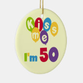 キス私は50誕生日Tシャツとギフト セラミックオーナメント (右)