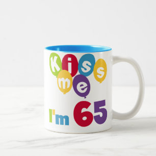 キス私は65誕生日Tシャツとギフト ツートーンマグカップ