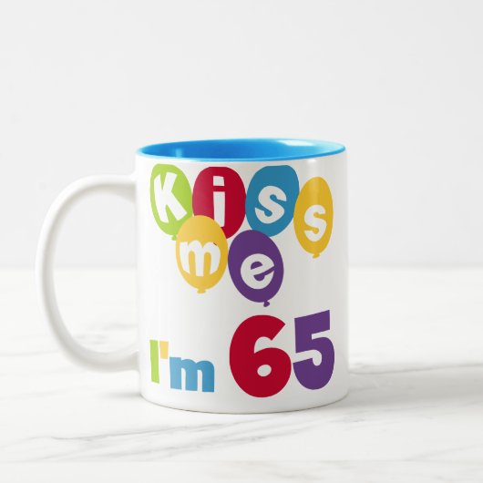 キス私は65誕生日Tシャツとギフト ツートーンマグカップ (左)