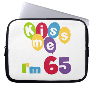 キス私は65誕生日Tシャツとギフト ラップトップスリーブ