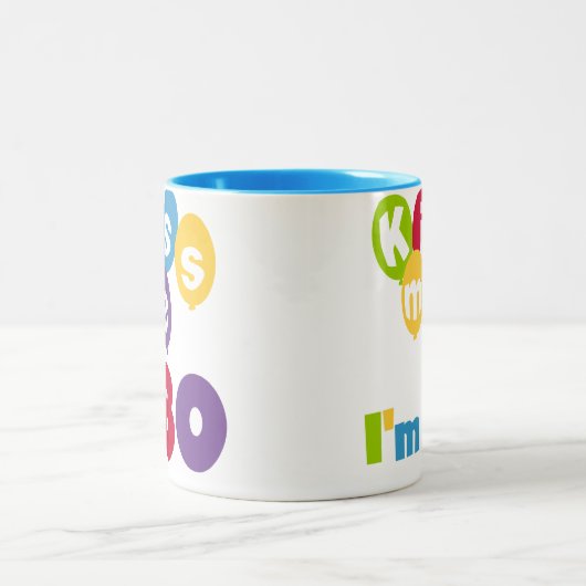 キス私は80誕生日Tシャツとギフト ツートーンマグカップ (中央)