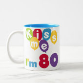 キス私は80誕生日Tシャツとギフト ツートーンマグカップ (左)