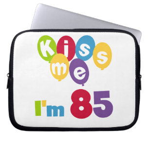 キス私は85の誕生日Tシャツとギフト ラップトップスリーブ