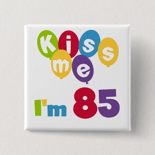 キス私は85の誕生日Tシャツとギフト 缶バッジ (正面)