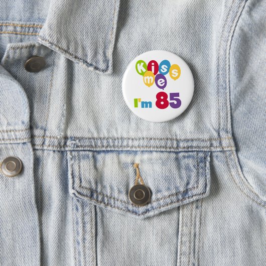 キス私は85の誕生日Tシャツとギフト 缶バッジ (インサイチュ)