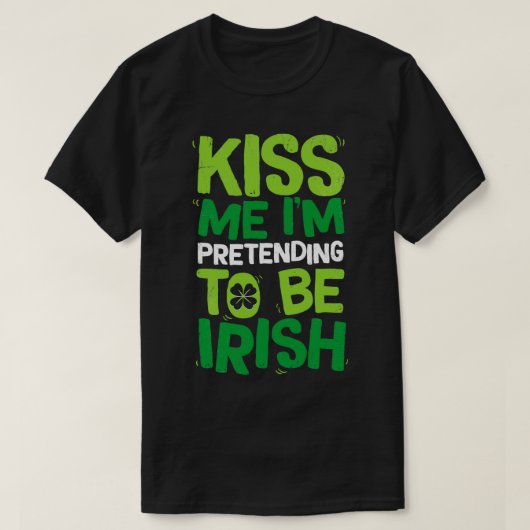 キス私はSt patricks・ダでアイルランド人のふりをしている Tシャツ (デザイン正面)