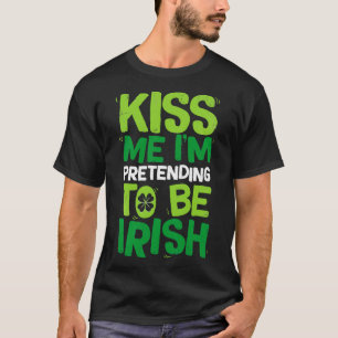 キス私はSt patricks・ダでアイルランド人のふりをしている Tシャツ