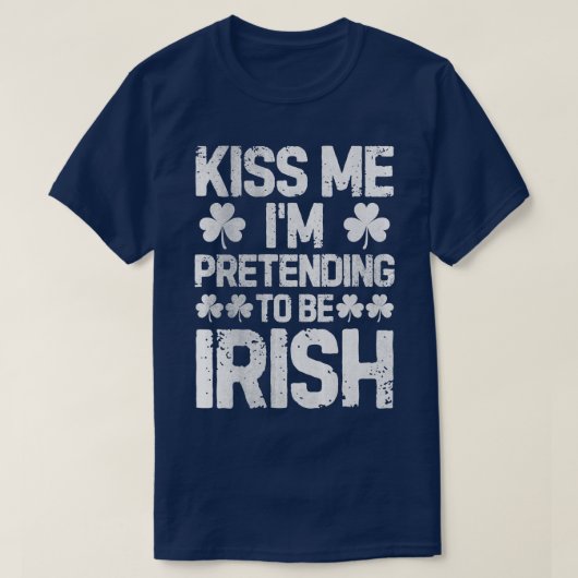キス私はSt patricks・ダでアイルランド人のふりをしている Tシャツ (デザイン正面)