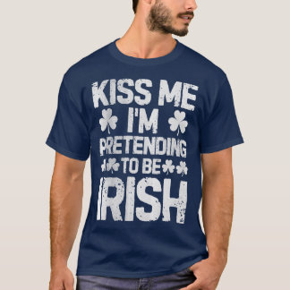 キス私はSt patricks・ダでアイルランド人のふりをしている Tシャツ