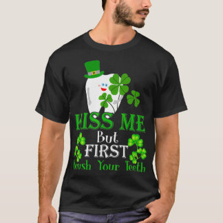 キス私ブラシあなたの歯の歯科アシスタントSt Patri Tシャツ
