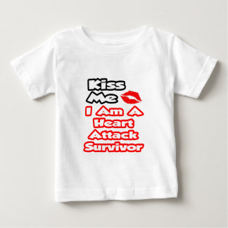 キス私…私はハート攻撃の生存者 ベビーTシャツ