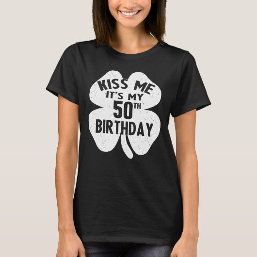 キス私Itは私の50誕生日セントパトリックSデイ社 Tシャツ (正面)