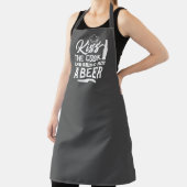 キス調理師と彼にビールを持って来る エプロン (インサイチュ)