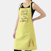 キス調理師と彼にビールを持って来る エプロン (インサイチュ)