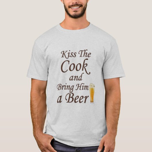 キス調理師と彼にビールを持って来る Tシャツ (正面)