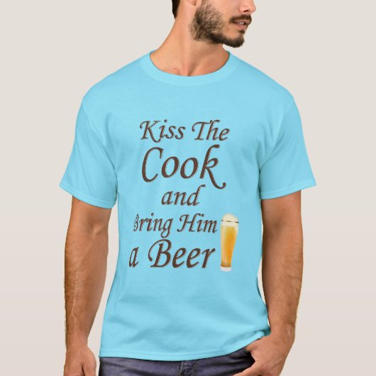 キス調理師と彼にビールを持って来る Tシャツ (正面)