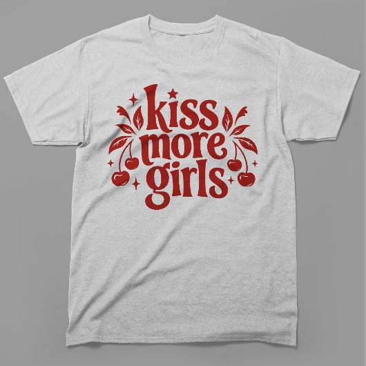 キス・モア・ガールズ レトロ チェリー タイポグラフィ Tシャツ