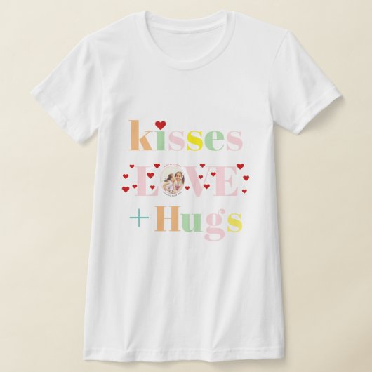 キス、愛、ハグタイポグラフィ写真バレンタインデー Tシャツ (レイダウン)