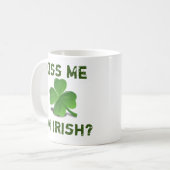「キス、私はアイルランド人なの？」 文字とグリーンシャームロック コーヒーマグカップ (正面左)