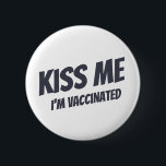 キスI' I' Me Vaccinatedかわいいモダンおもしろい引用文 缶バッジ<br><div class="desc">「キスのワクチンを受けた」という、カモダンワイイ、シンプルのサンセリフタイポグラフィ</div>