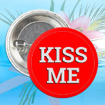 キスMEおもしろいボタン/レトロパーティー – 赤 缶バッジ<br><div class="desc">ボタ素晴らしンクラシック:文字付きキスパーティーボタン「ME」 -おもしろいファッション、大学パーティー、秘密のサンタ、オフィスお祝い/夜の外出。編集デザインで背景色を簡単に変更</div>