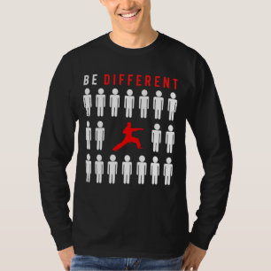キックインチャックル：空手 – Be 違う from Other Tシャツ