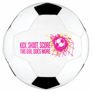 キックシュートのスコアこの女の子はもっとサッカーをする サッカーボール