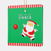 キックボールプレーヤーのホリデーギフト セラミックオーナメント (左)