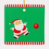 キックボールプレーヤーのホリデーギフト セラミックオーナメント (裏面)