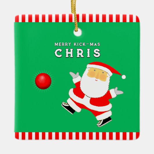 キックボールプレーヤーのホリデーギフト セラミックオーナメント (正面)