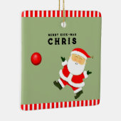 キックボールプレーヤーのホリデーギフト セラミックオーナメント (右)