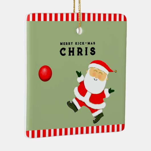 キックボールプレーヤーのホリデーギフト セラミックオーナメント (右)