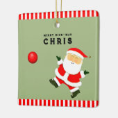 キックボールプレーヤーのホリデーギフト セラミックオーナメント (左)