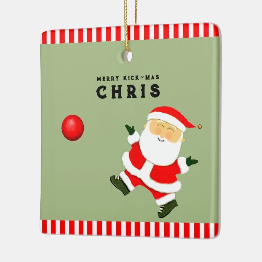 キックボールプレーヤーのホリデーギフト セラミックオーナメント (左)
