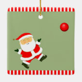 キックボールプレーヤーのホリデーギフト セラミックオーナメント (裏面)