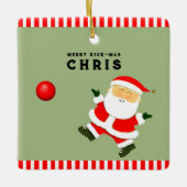 キックボールプレーヤーのホリデーギフト セラミックオーナメント (正面)