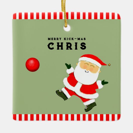 キックボールプレーヤーのホリデーギフト セラミックオーナメント (正面)