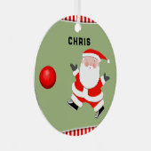 キックボールプレーヤーのホリデーギフト メタルオーナメント (正面右)