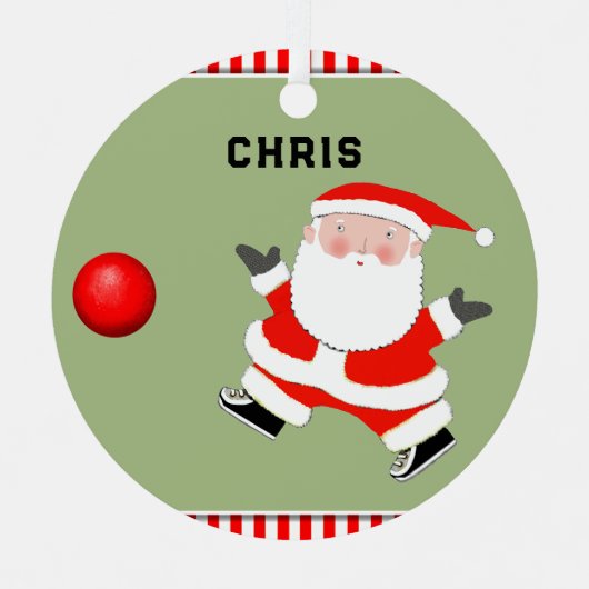 キックボールプレーヤーのホリデーギフト メタルオーナメント (正面)