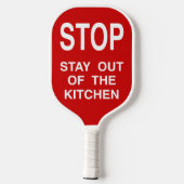 キッストップチンの看板から離れる ピックルボールラケット (裏面)