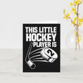 キッズおもしろいこの小さなホッケープレーヤーは2番目の誕生日である カード (黄色い花)