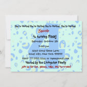 キッズの4歳の誕生日名前をカスタムするネモダンービーブルー 招待状 (裏面)