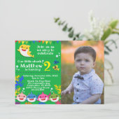 キッズイエローレインボーシャーク誕生日写真 招待状 (スタンド正面)