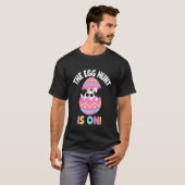キッズエッグおもしろい狩りオンバニーエッグ狩りイースト Tシャツ (正面フル)